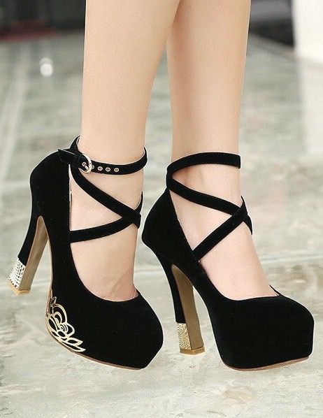 High-heeled footwear کفش زنانه پاشنه بلند